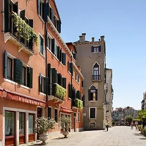 https://palazzo-del-giglio.hotelinveneto.com